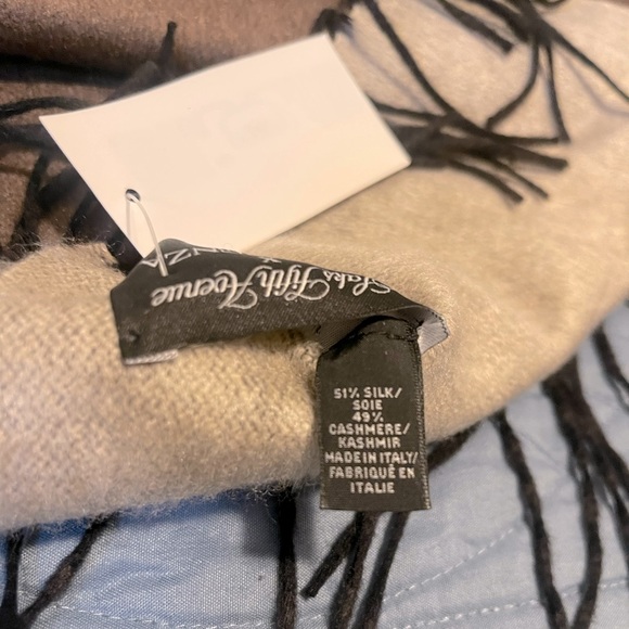 Beautiful made in Italy silk/cashmere scarf new with tags from saks fifth Ave - Picture 2 of 4